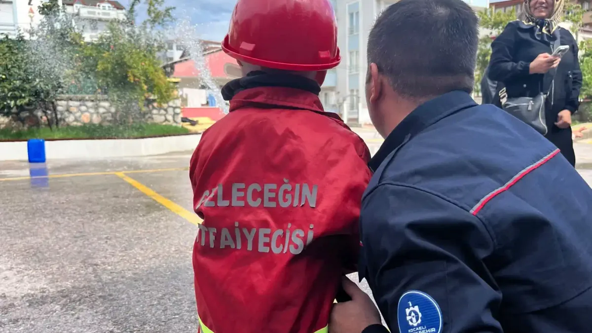 Kocaeli'deki miniklerin itfaiye teşkilatını ziyaret ettiği anlar.