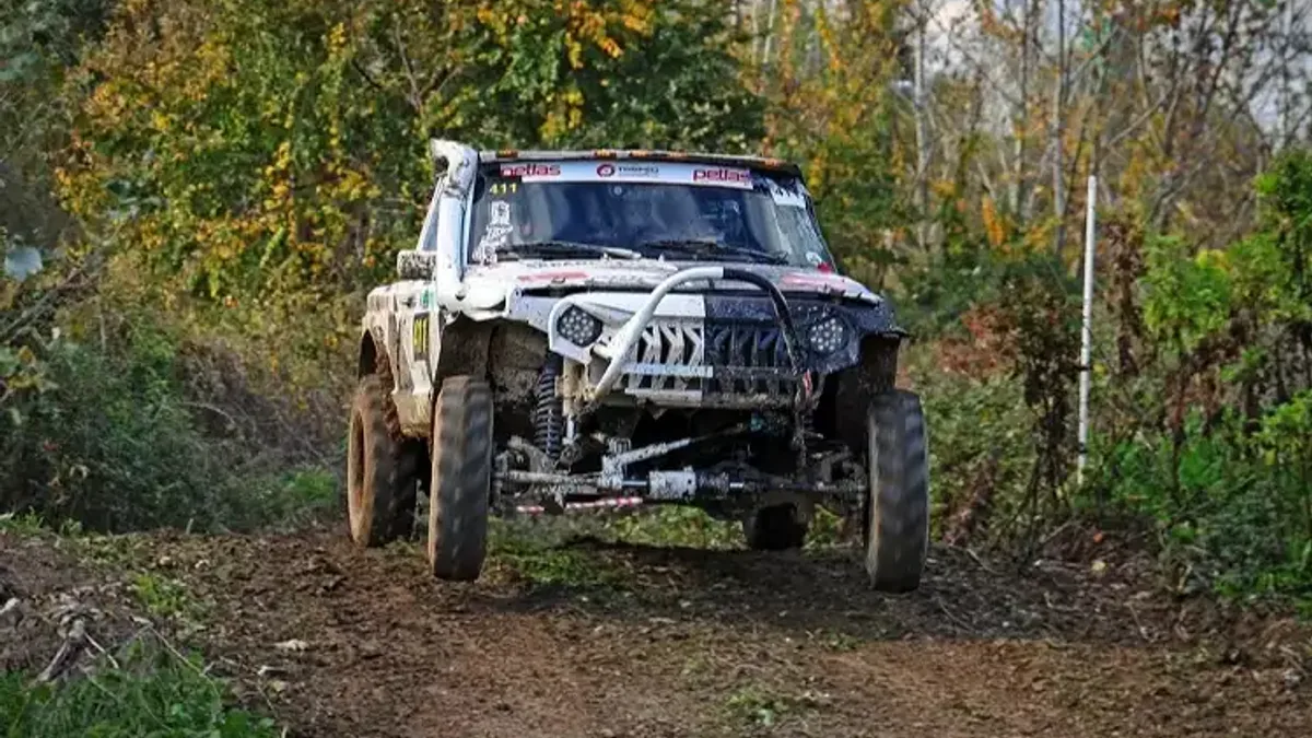 Karasu sahilinde kum ve çamur etaplarında tozu dumana katan offroad araçları