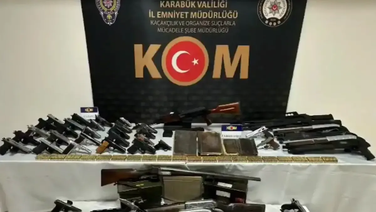 Organize suç operasyonunda ele geçirilen silahlar ve mühimmat