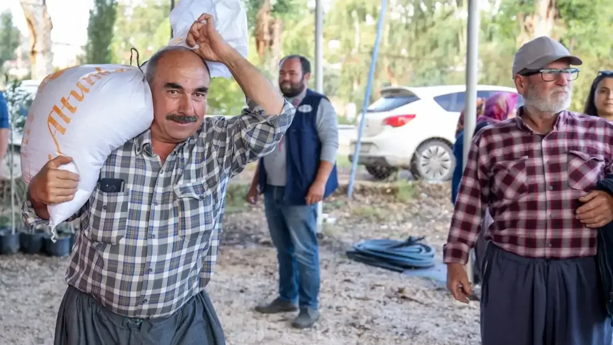 Mersin'de çiftçilere yönelik tarımsal destek dağıtım töreni gerçekleştirildi.