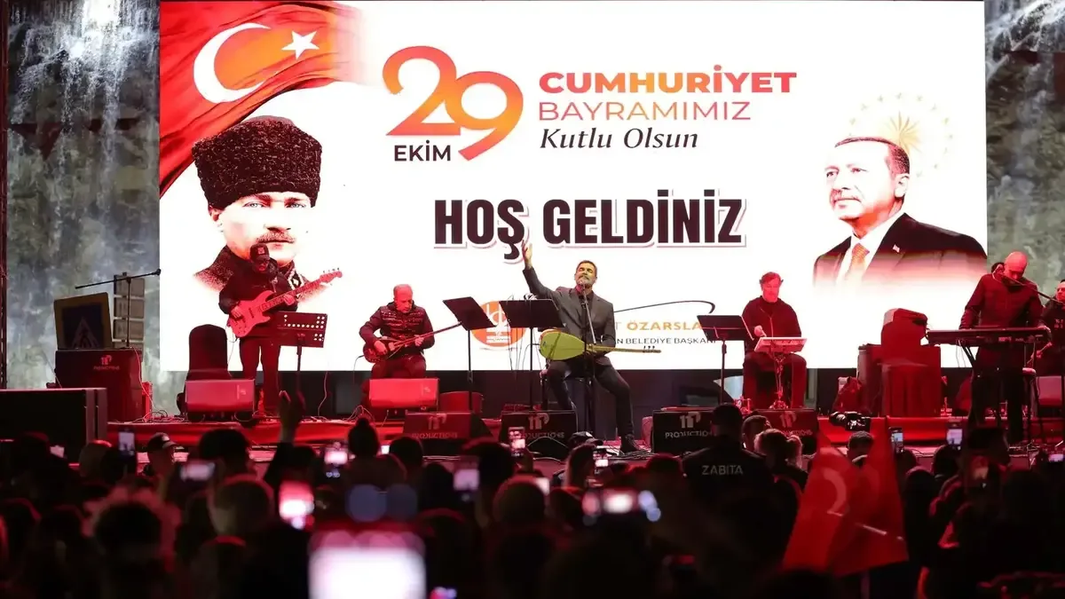 Keçiören'de Cumhuriyet Bayramı kutlamalarında Uğur Işılak sahnede