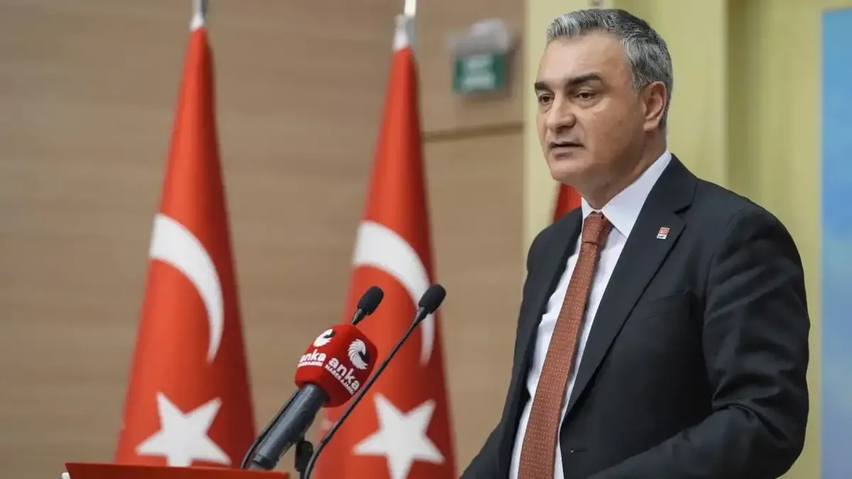 CHP Sözcüsü Müslim Sarı basın toplantısı düzenliyor.