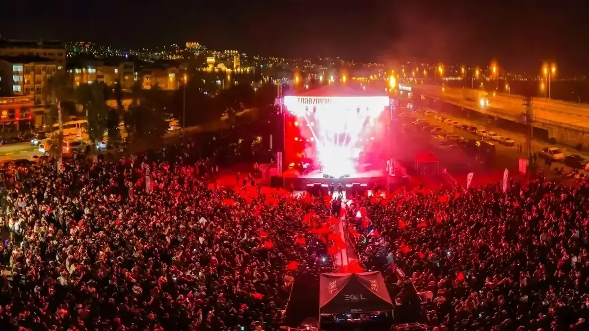 Trabzon Gastronomi Festivali’nde Tuğçe Kandemir sahnede performans sergilerken