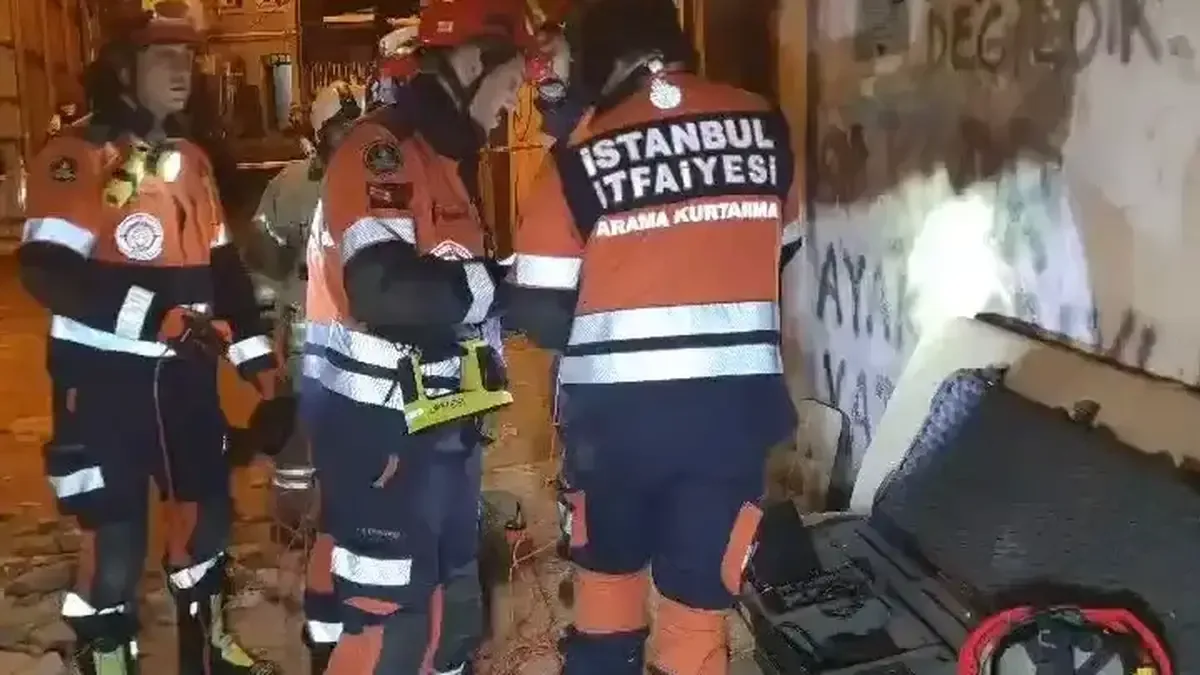 Beyoğlu'nda çöken metruk bina.