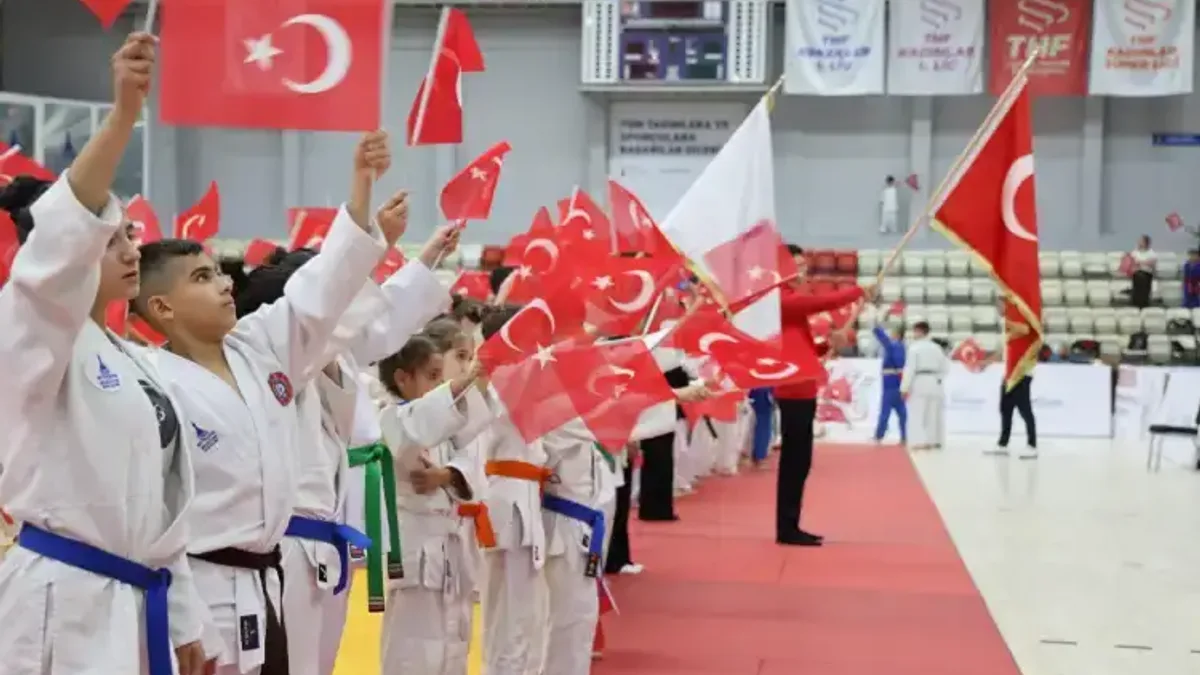 İzmir'de cumhuriyet bayramı coşkusu tatami ve minderde yaşandı - Detay Görsel 1