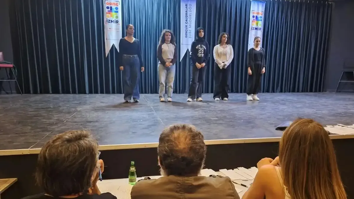 Genç İzmir Tiyatro Topluluğu seçmeleri yoğun ilgi gördü.