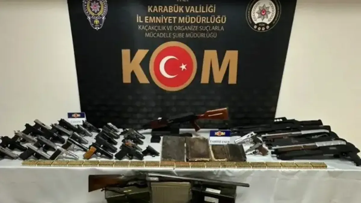 Emniyet Genel Müdürlüğü operasyonunda ele geçirilen silahlar ve uyuşturucular