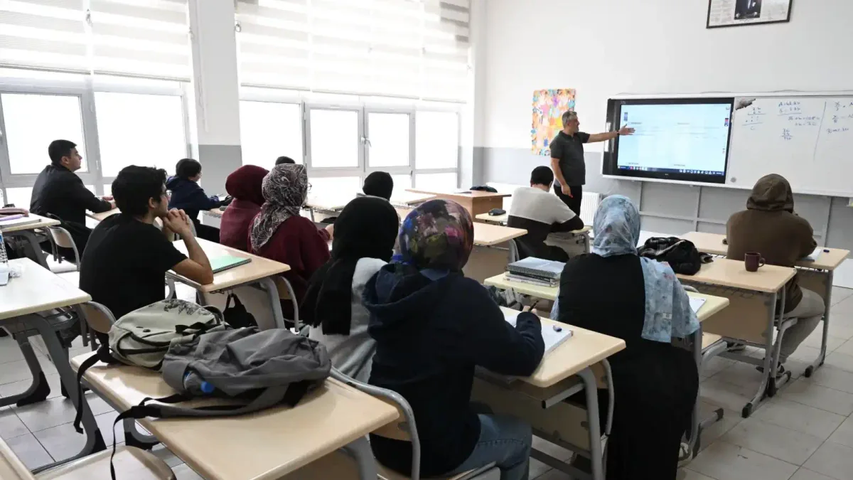Kernek Külliyesi'nde eğitim gören öğrenciler
