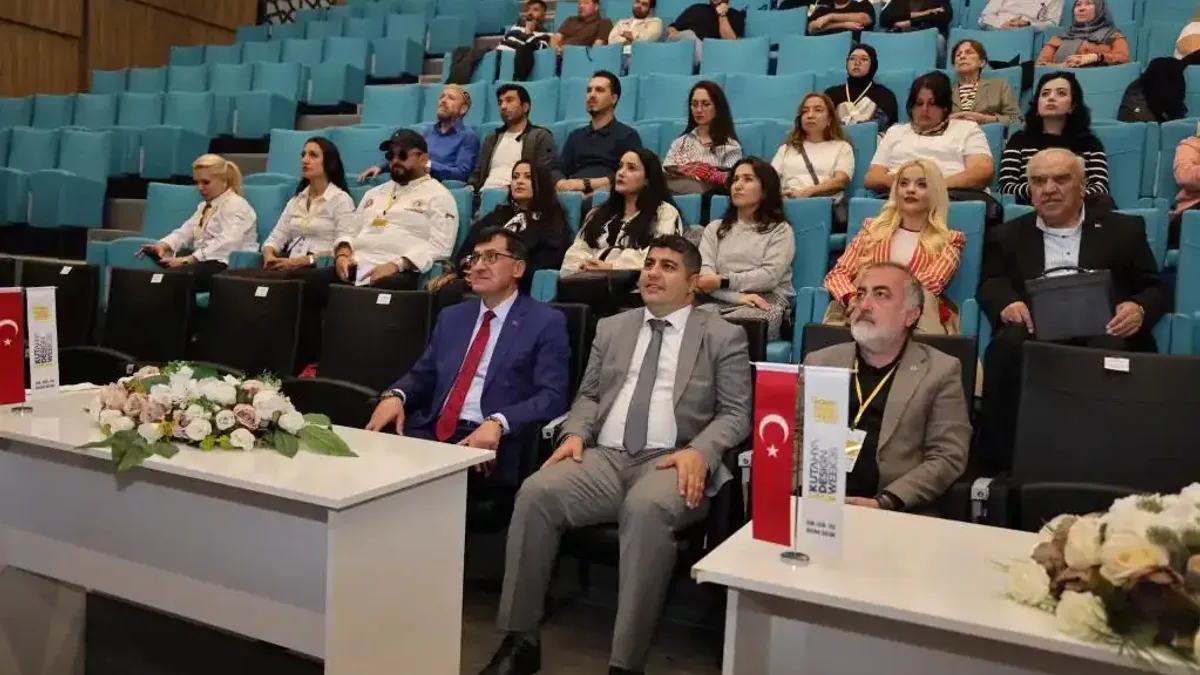Kütahya Belediyesi konferans salonunda düzenlenen gastroarkeoloji söyleşisinden konuşmacılar ve katılımcılar