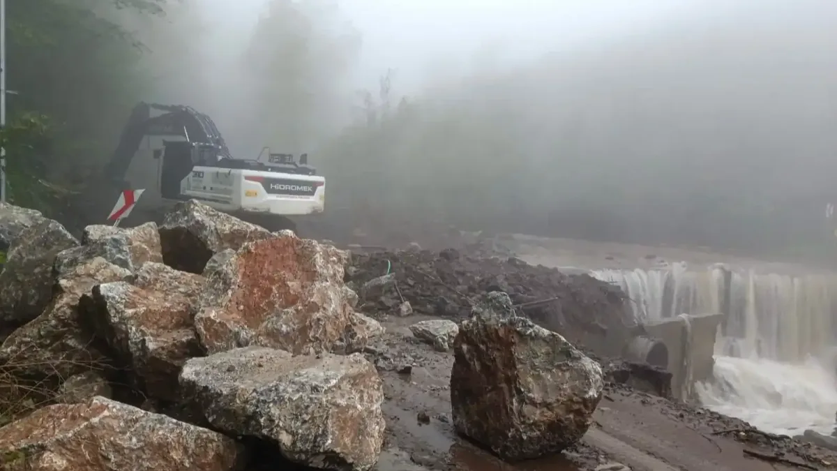 Gölyaka köy yollarında yapılan onarım çalışmaları.