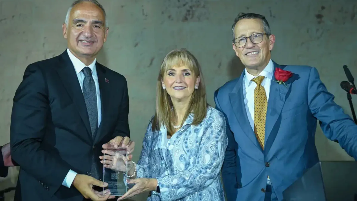 Kültür ve Turizm Bakanı Mehmet Nuri Ersoy'un Malta'daki WTTC Küresel Zirvesi gala yemeğinde üstün liderlik ödülünü aldığı an.
