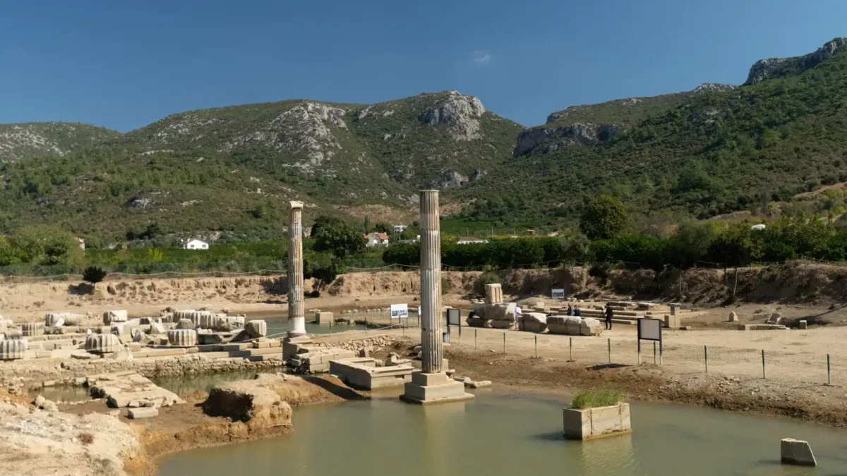 İzmir Menderes'te bulunan antik kehanet merkezi Klaros ve Apollon Tapınağı sütun kalıntıları