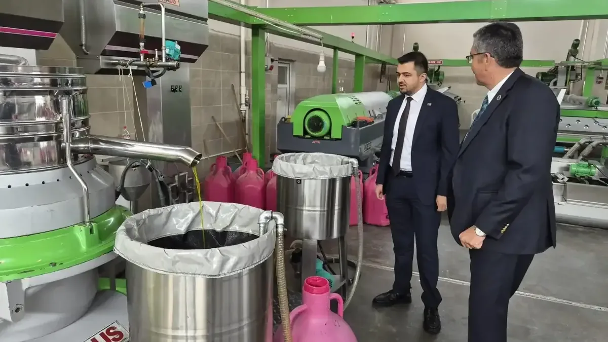 Anahtar Parti heyeti Akhisar Zeytinliova Mahallesi'nde zeytin üreticileriyle buluştu