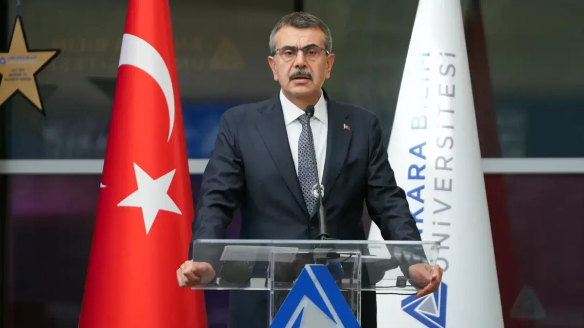 Bakan Tekin, eğitimdeki dönüşüm ve yeni nesil beceriler üzerine konuşma yapıyor.