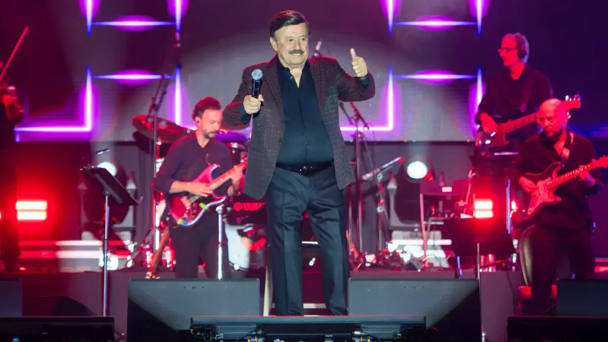 Selami Şahin, Ataköy Marina Açık Hava Sahnesi'nde unutulmaz bir konser verdi.