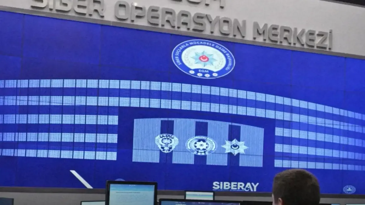 Siber suçlarla mücadele kapsamında gerçekleştirilen operasyonlar sırasında tutuklanan şüpheliler.