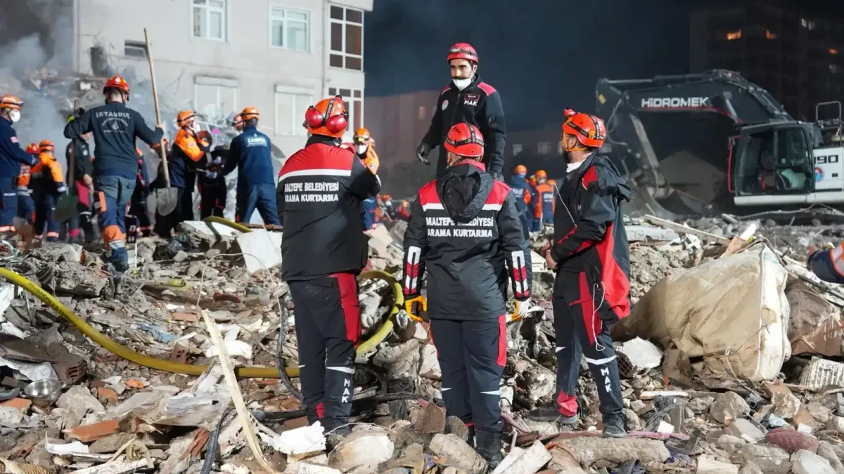 Maltepe Cevizli Mahallesi'ndeki göçük bölgesinde yürütülen arama kurtarma ve enkaz kaldırma çalışmaları
