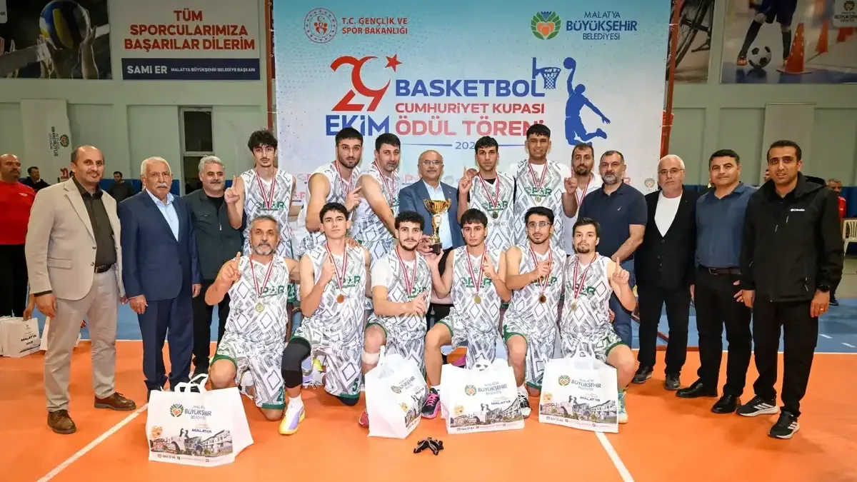 Malatya'da düzenlenen 29 Ekim Cumhuriyet Bayramı Basketbol Turnuvası ödül töreni.