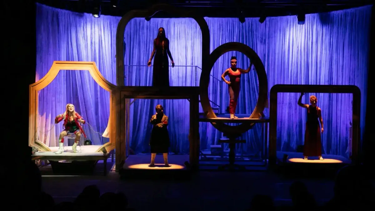 İzmir Şehir Tiyatroları'nın 'Hepimizin Öyküsü Aynı' adlı oyununun sahne performansı.