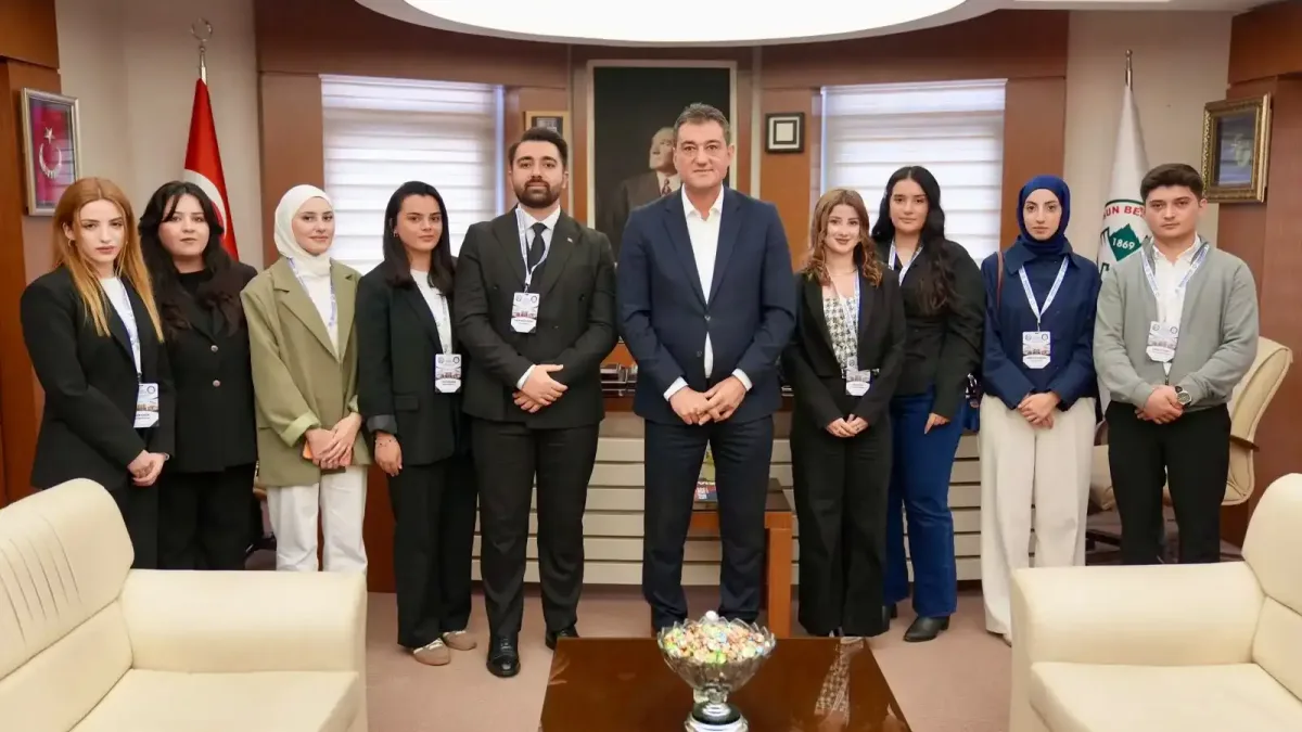 Başkan Fuat Köse, üniversite öğrencileriyle buluştu.