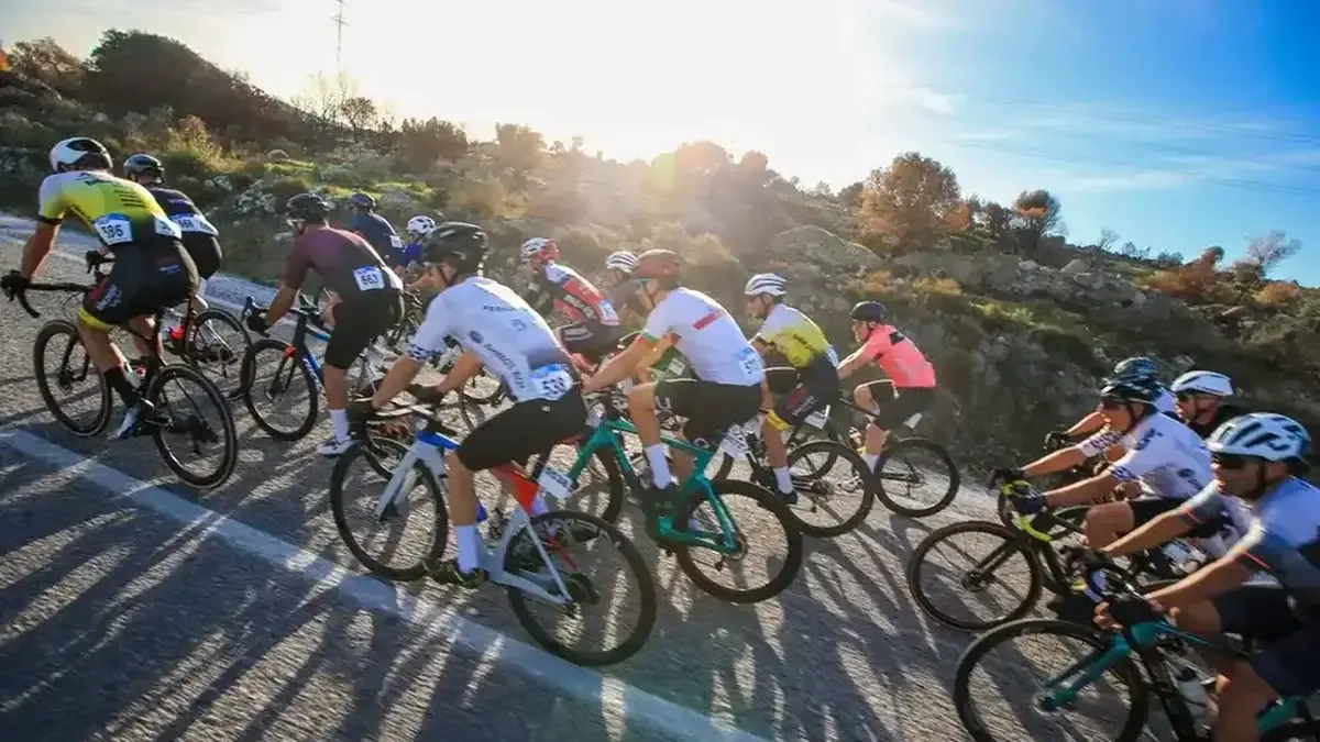 Veloturk Gran Fondo Çeşme yarışına katılan sporcular pedal çeviriyor.