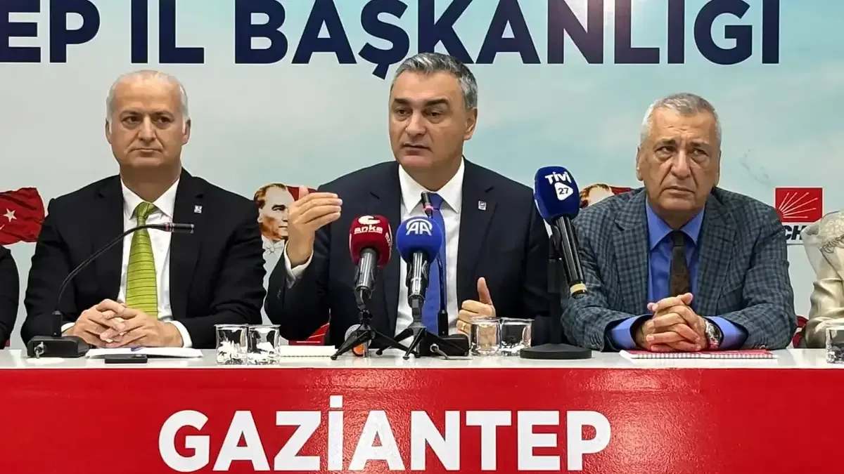 Müslim Sarı, Gaziantep'te basın toplantısı düzenliyor.