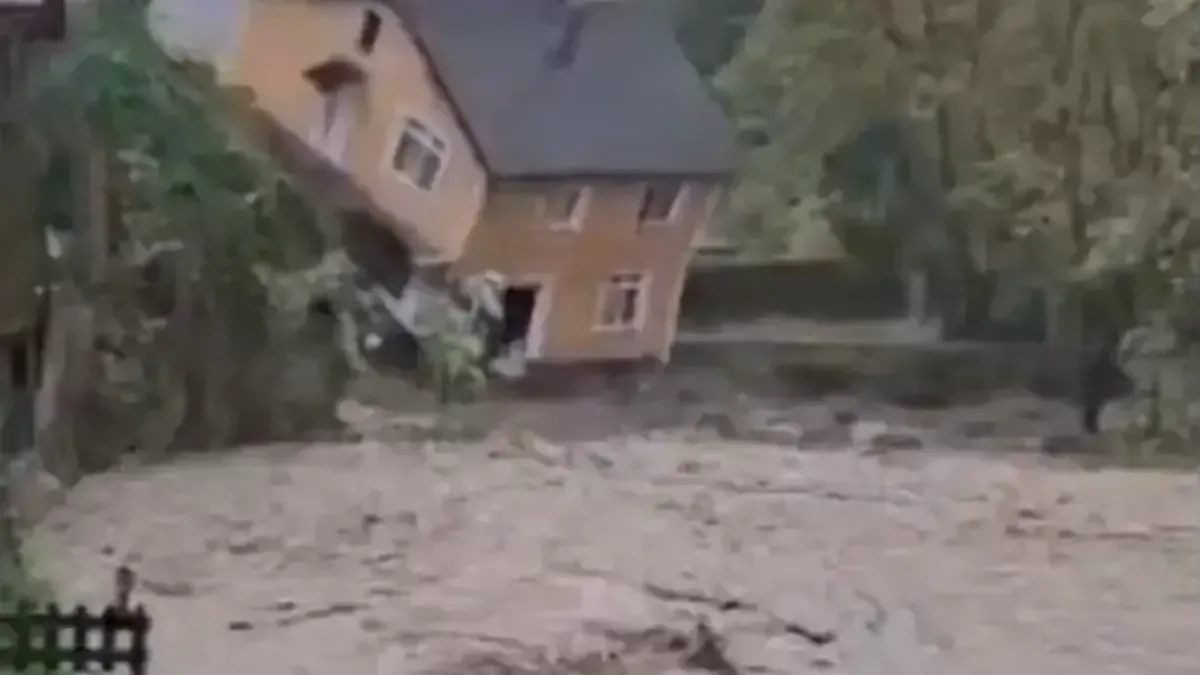 Sapanca'da şiddetli yağış sonrası su altında kalan bir ev.