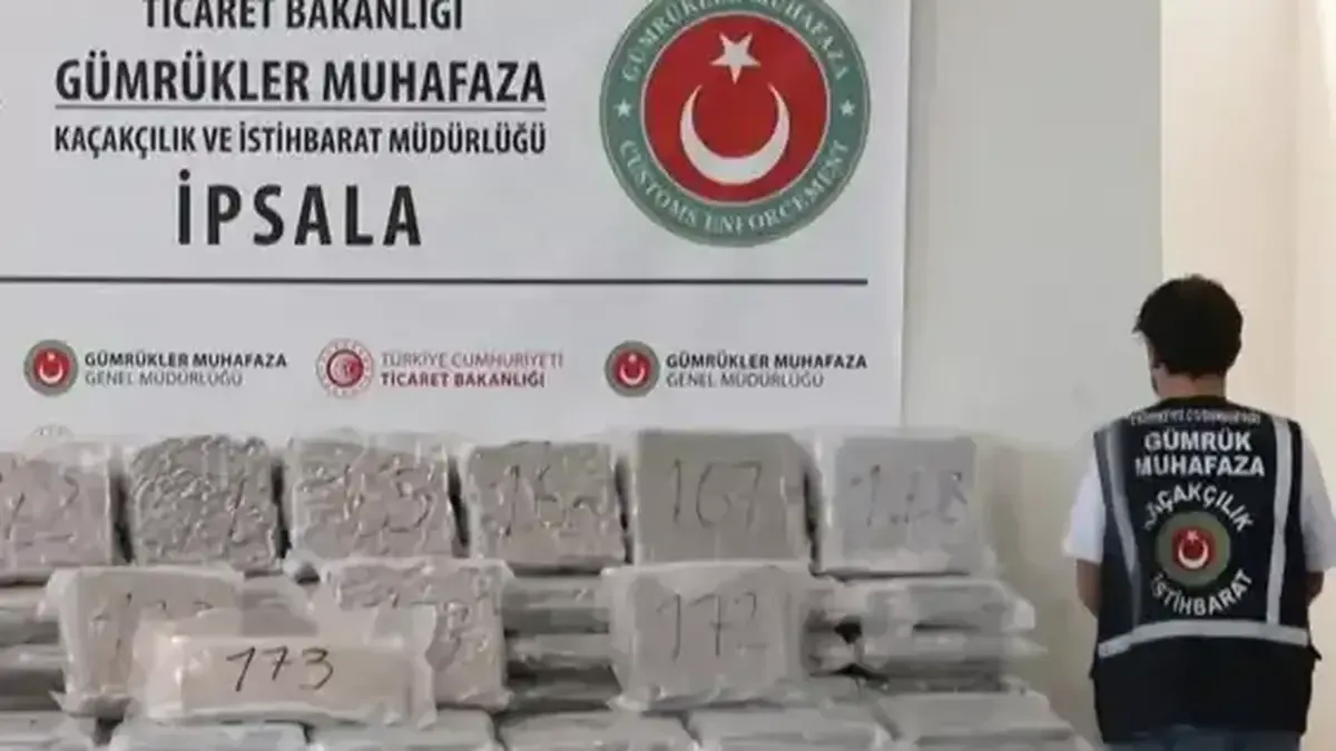 Gümrüklerde gerçekleştirilen uyuşturucu operasyonuna dair bir görsel.
