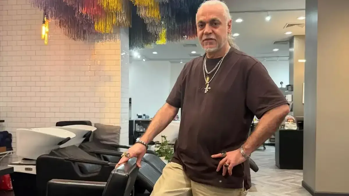 Ramazan Yılmaz, New York'ta bir müşterisinin saçlarıyla ilgileniyor.
