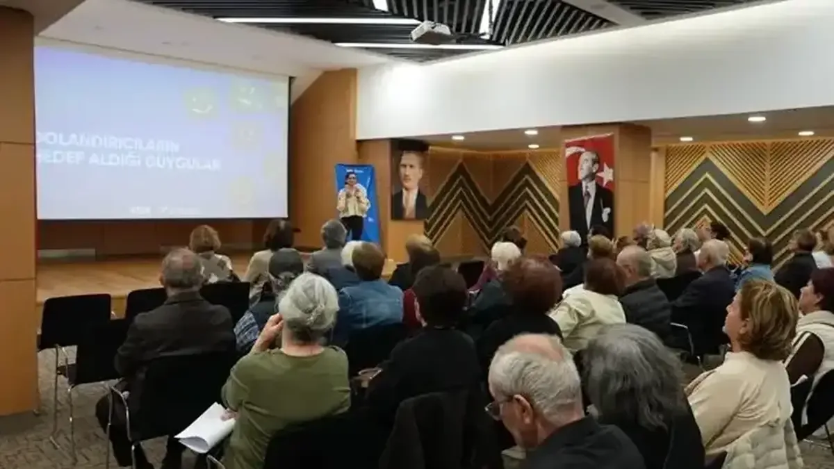 Denizli'de dijital güvenlik eğitimi alan yaş almış bireyler.