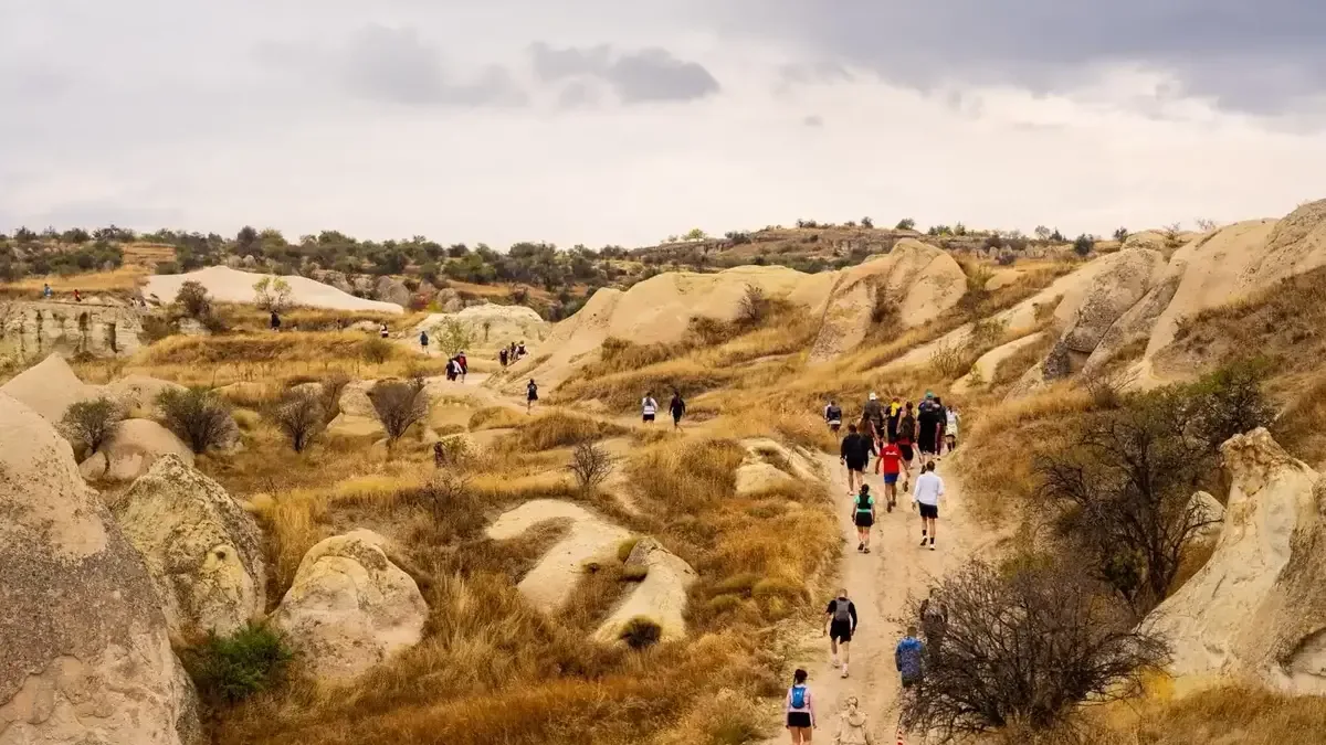 Salomon Cappadocia Ultra Trail organizasyonunda koşucular parkurda mücadele ediyor.