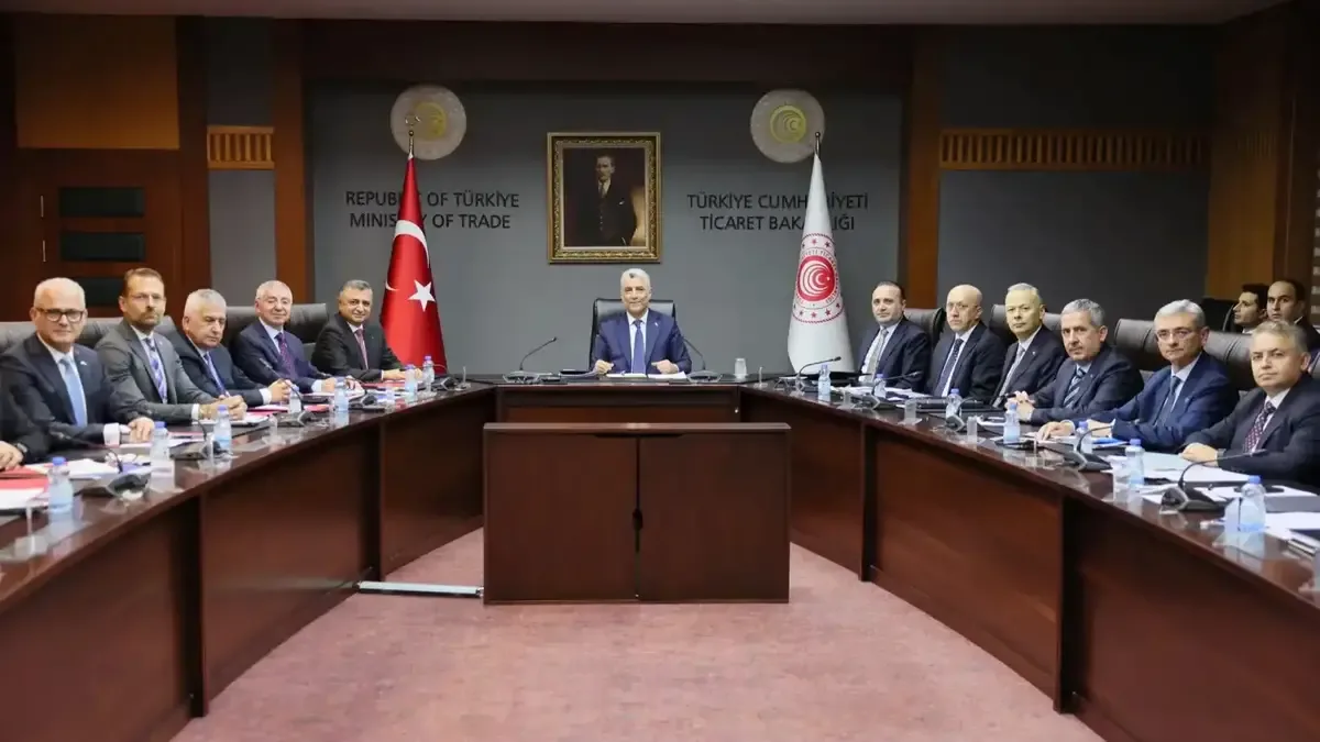 Ticaret Bakanı Ömer Bolat, otomotiv sanayisi toplantısında konuşuyor.