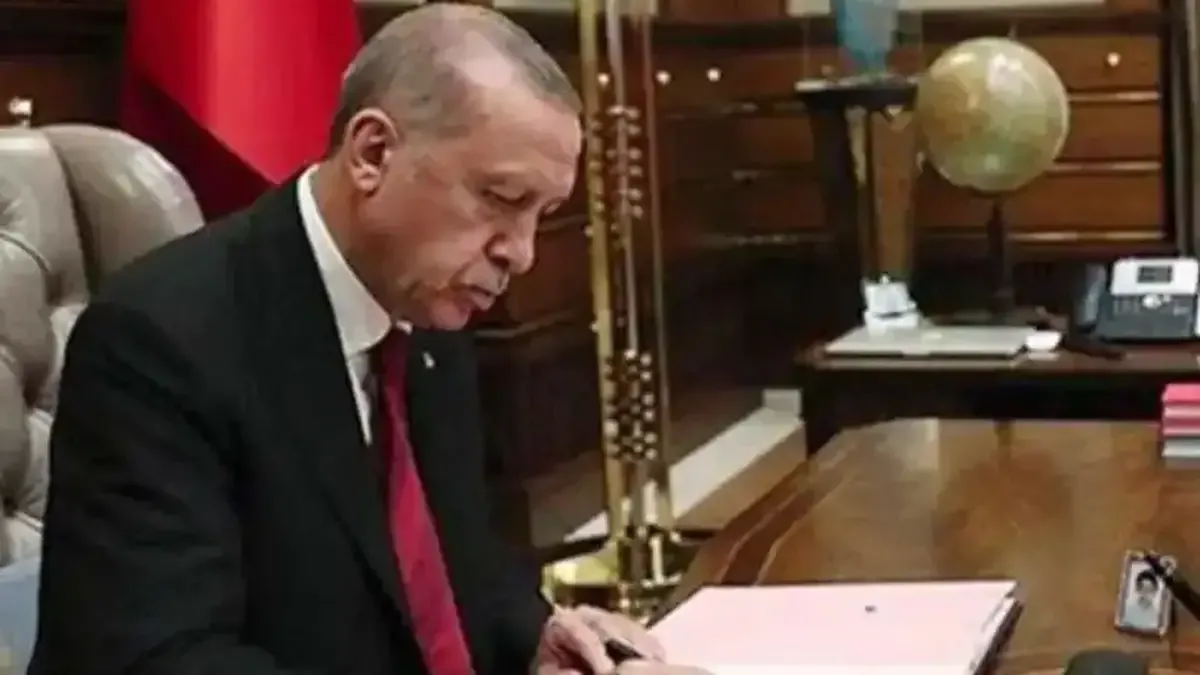 Kamu kurumlarındaki yöneticilerin görevden alınmasıyla ilgili bir görsel.