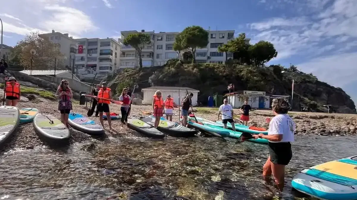 Mudanya'da öğretmenler deniz üzerinde kürek sörfü yapıyor.