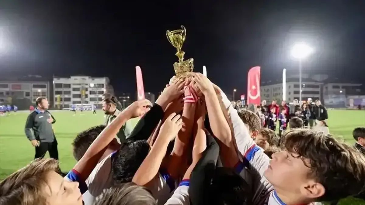 Cumhuriyet Bayramı Futbol Turnuvası ödül töreni görüntüsü.