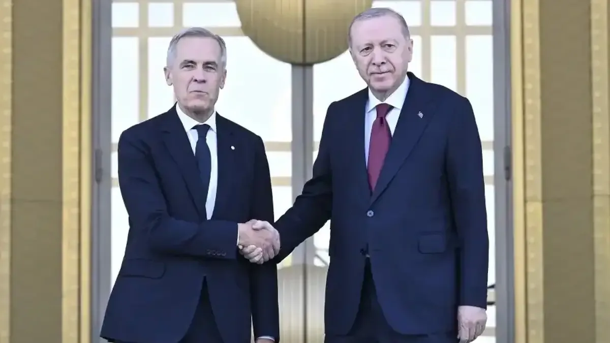 Cumhurbaşkanı Erdoğan ve Kanada Başbakanı Carney, resmi tören sırasında bayrakların önünde poz veriyor.