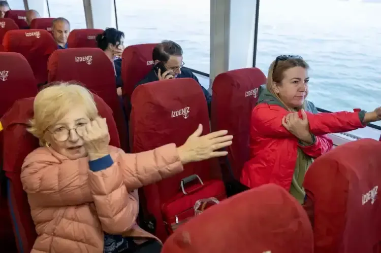 İzmir'de vapur yolcuları güne zinde başlıyor - Detay Görsel 1