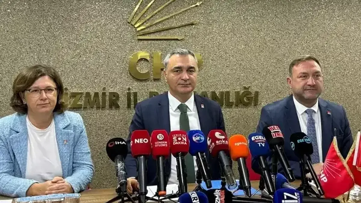 CHP Genel Başkan Yardımcısı Müslim Sarı basın toplantısı düzenliyor.