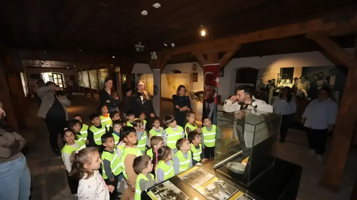 Çocuklar Selçuk Efes Kent Belleği'nde tarih yolculuğu yapıyor.