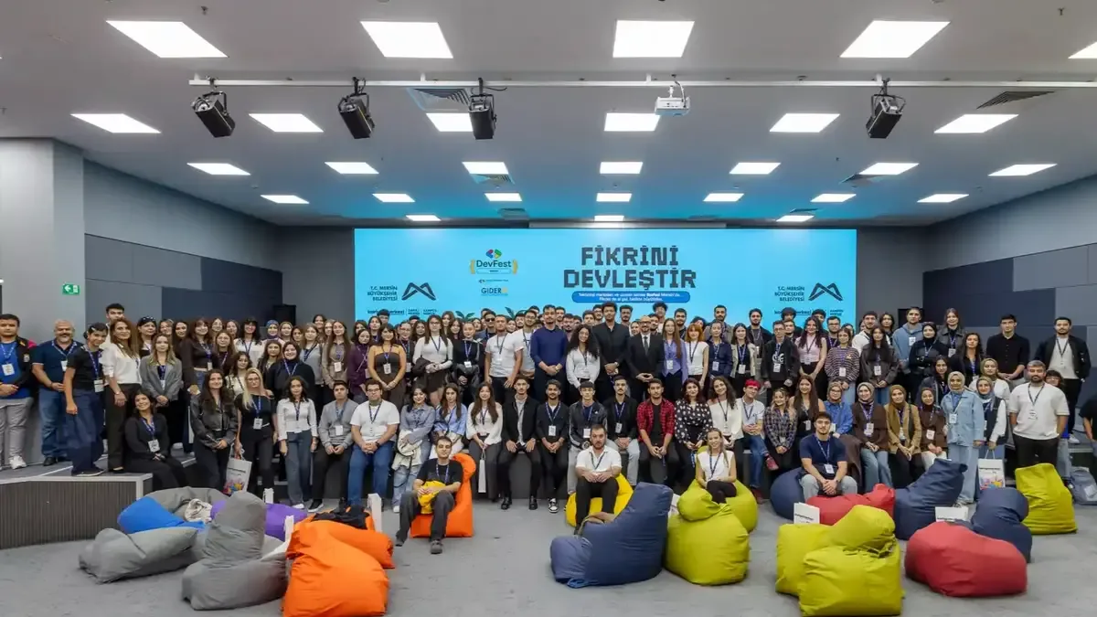 Mersin'de gerçekleştirilen DevFest 2026 etkinliğinden bir görüntü.