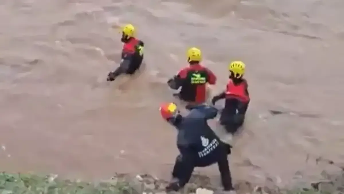 Pendik'te sel felaketi sonrası yürütülen arama kurtarma çalışmaları.