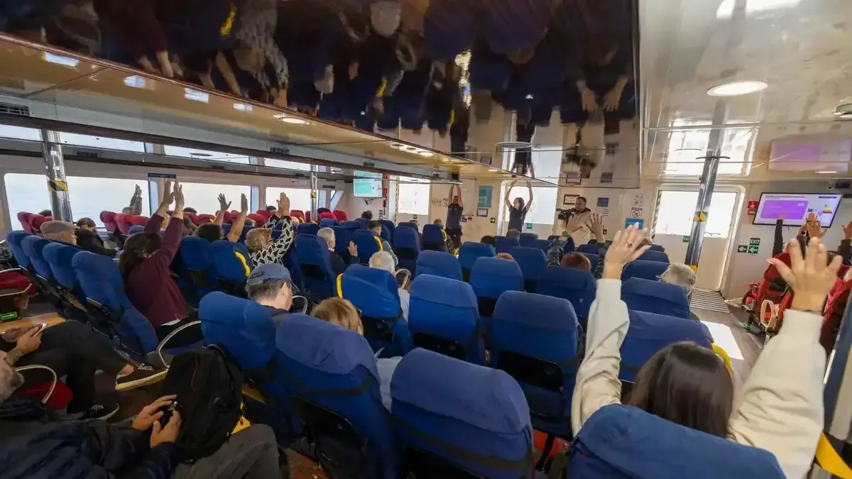 İzmir'de vapur yolcuları sabah egzersizi yapıyor.