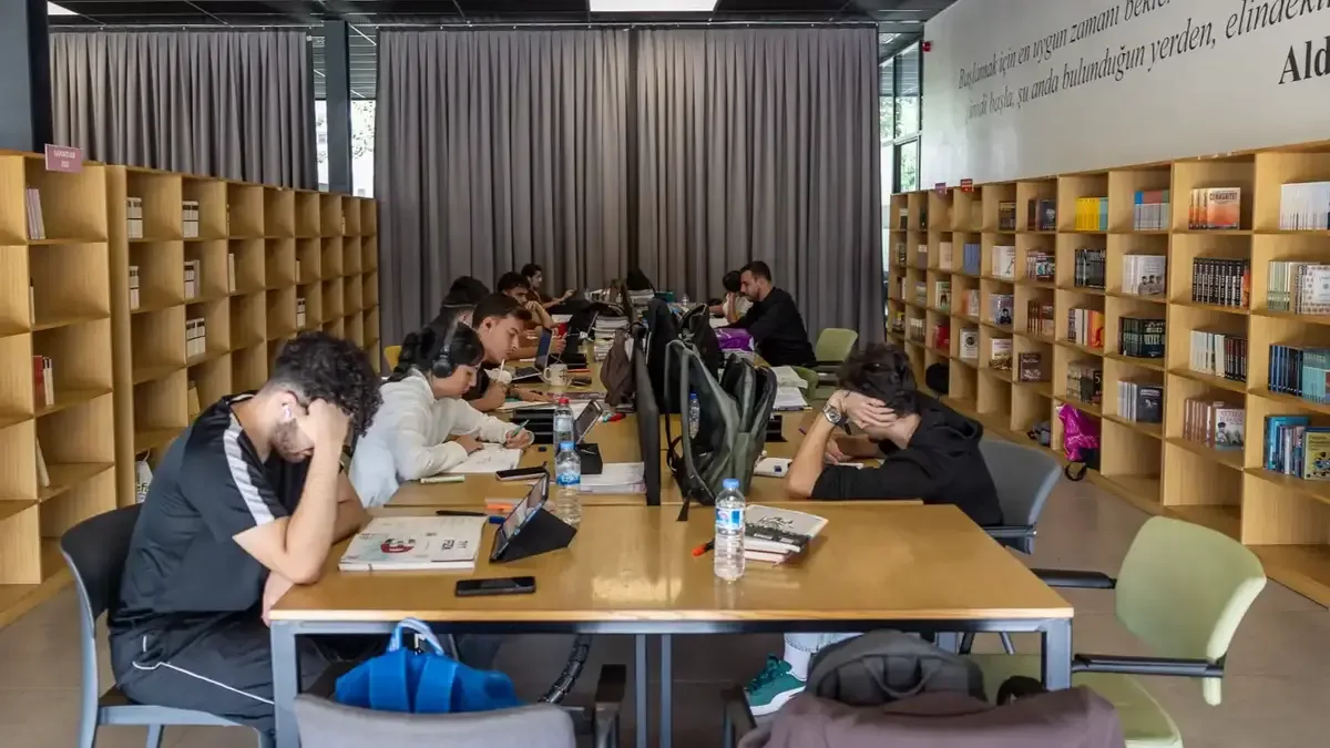 Mersin Büyükşehir Belediyesi'nin okuma salonları öğrencilere hizmet vermekte.