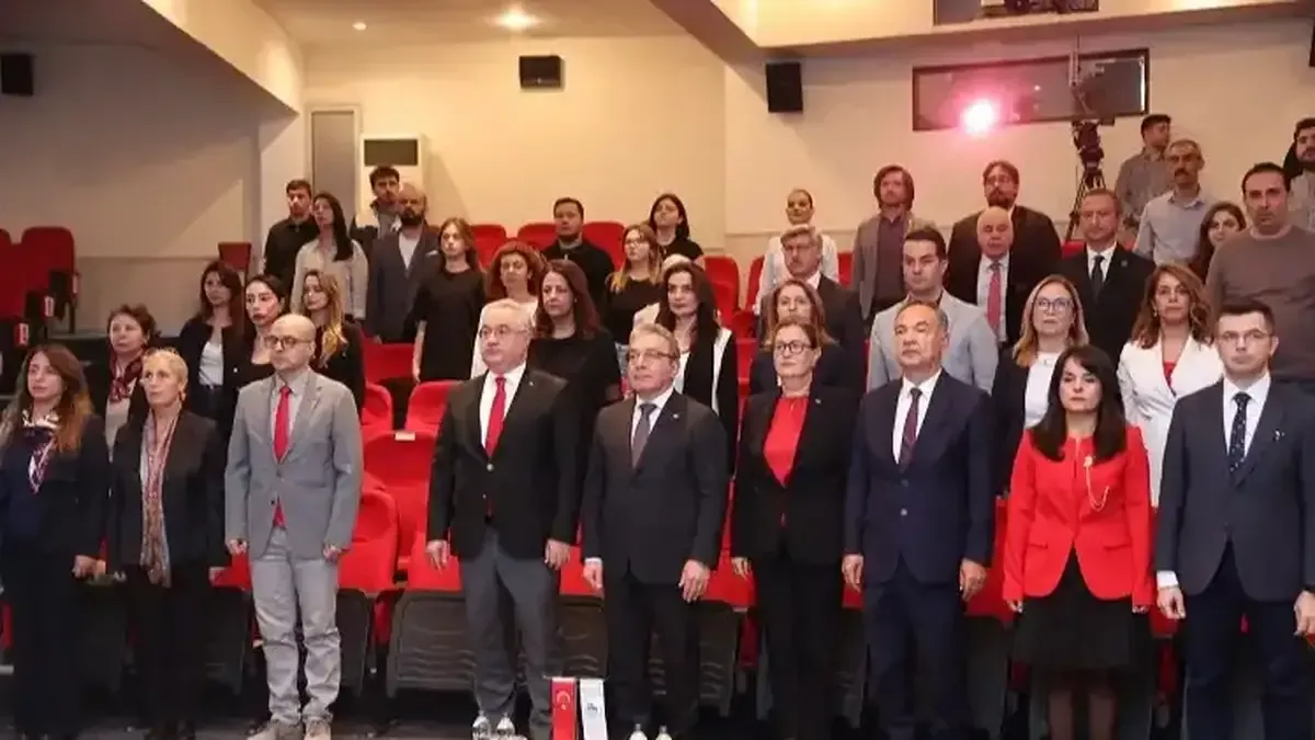 İzmir'de Cumhuriyet'in kazanımları üzerine panel düzenlendi.