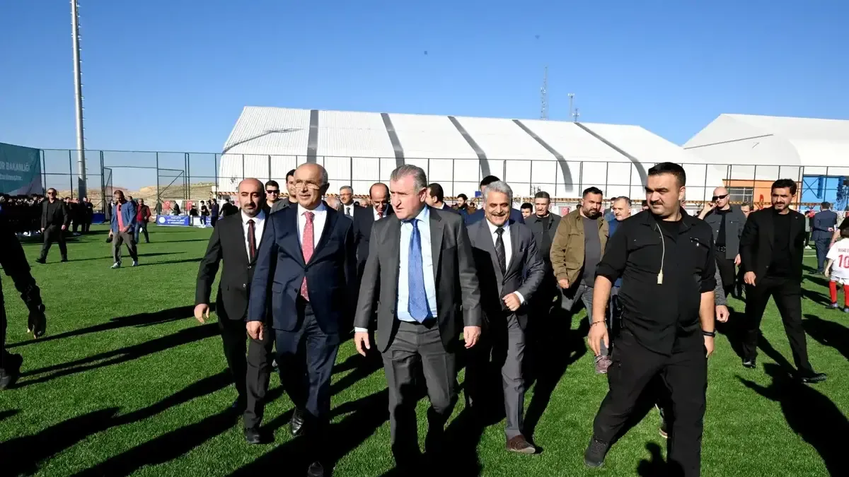 Bakan Osman Aşkın Bak, Melekbaba Spor Tesisinde sporcularla bir araya geldi.