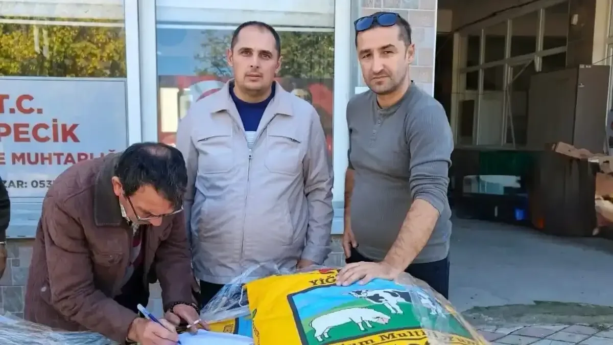 Mustafakemalpaşa'da İtalyan çimi tohumu dağıtımı gerçekleştirildi.