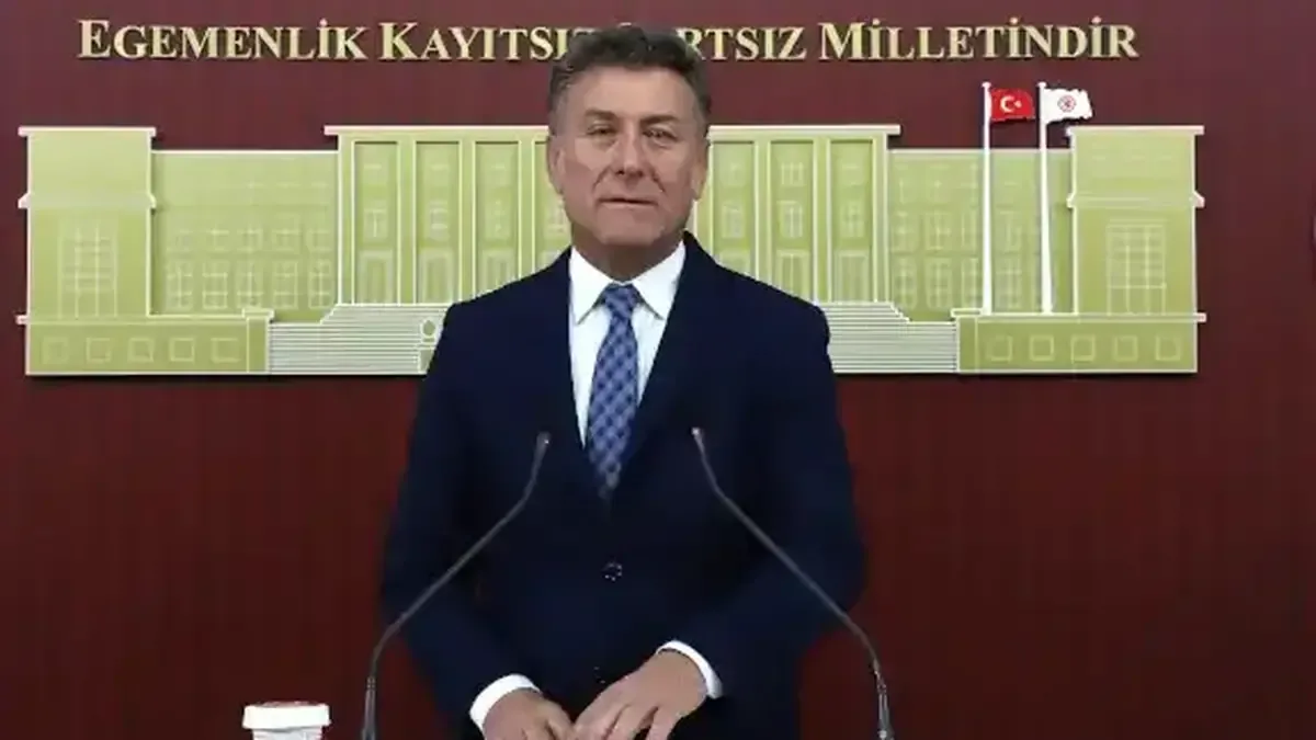 CHP Genel Başkan Yardımcısı Orhan Sarıbal basın toplantısı düzenliyor.