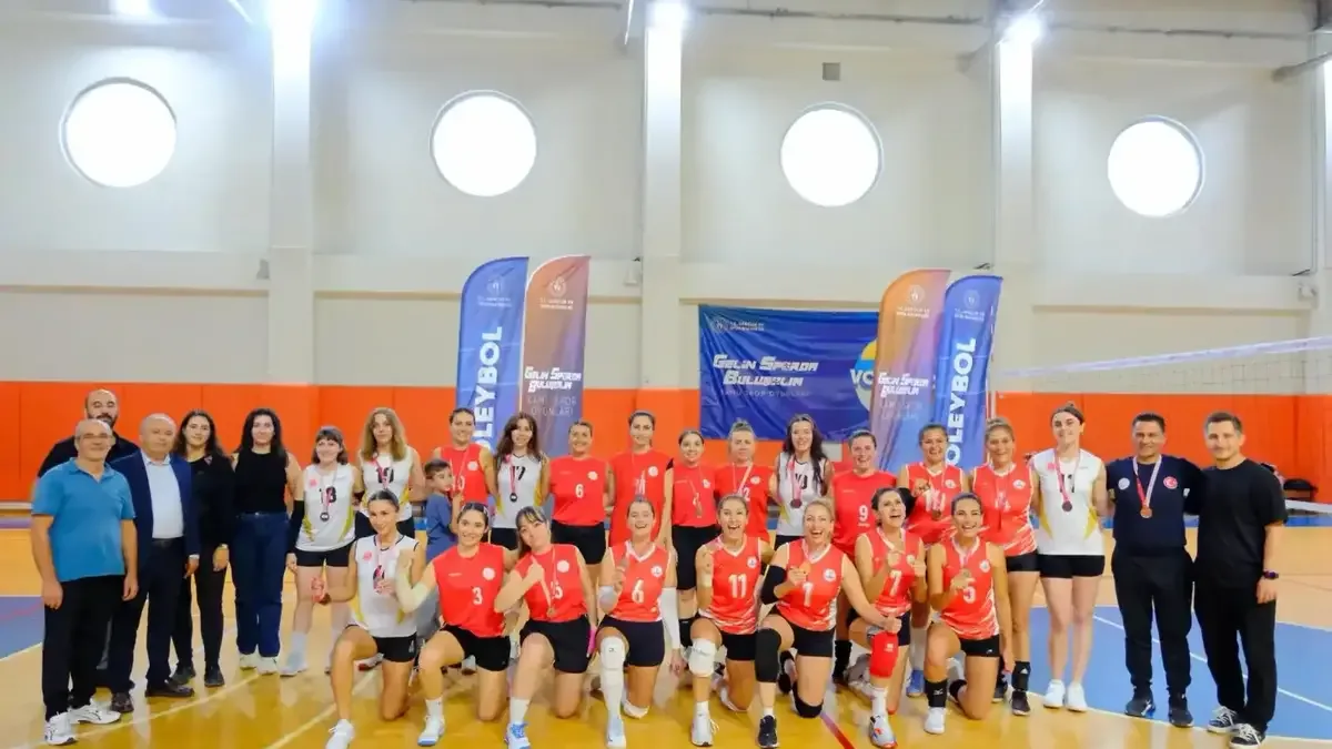 İzmir Kadın Voleybol Takımı, il şampiyonu oldu.