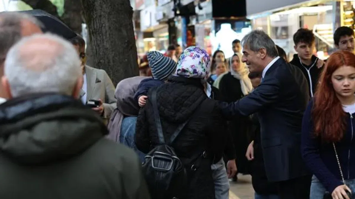 Sakarya'da Başkan Alemdar esnafla kucaklaştı