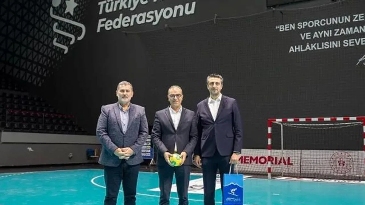 Kayseri Erciyes'te kar hentbolu heyecanı